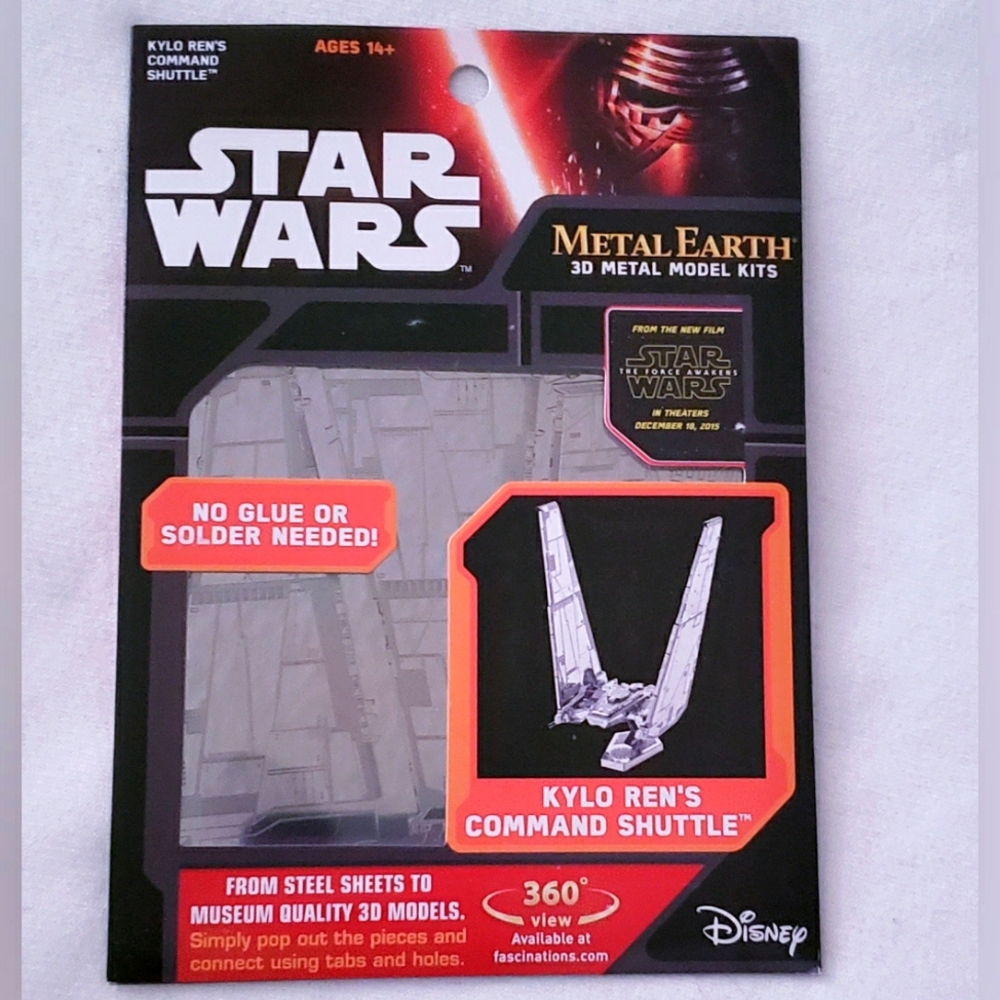 Metal Earth Model Kit Star Wars ( Kylo Ren's Command Shuttle)